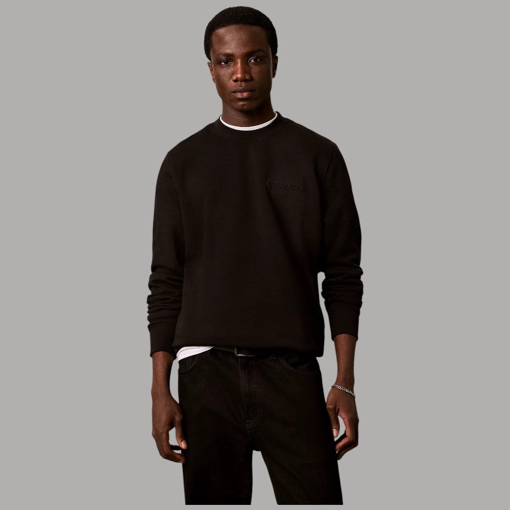 Calvin Klein felpa nera con motivo goffrato senza cappuccio, dettaglio logo sul petto