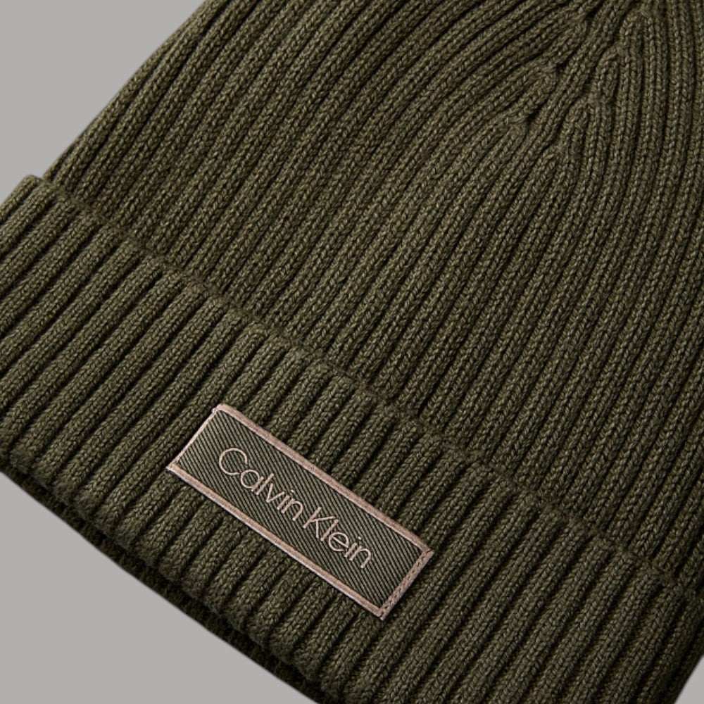 Calvin Klein berretto in misto cashmere verde oliva con logo cucito lateralmente