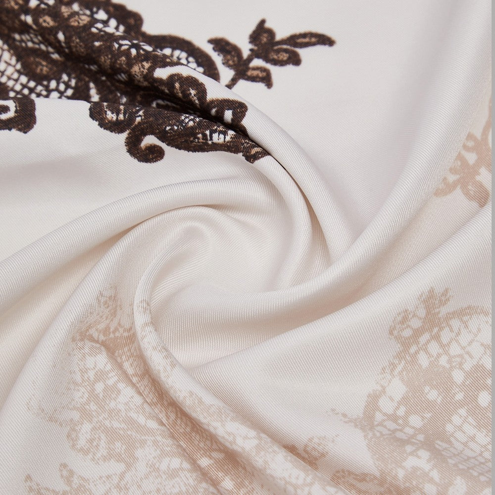 Foulard Liu Jo con dettaglio del tessuto chiaro e stampa ornamentale