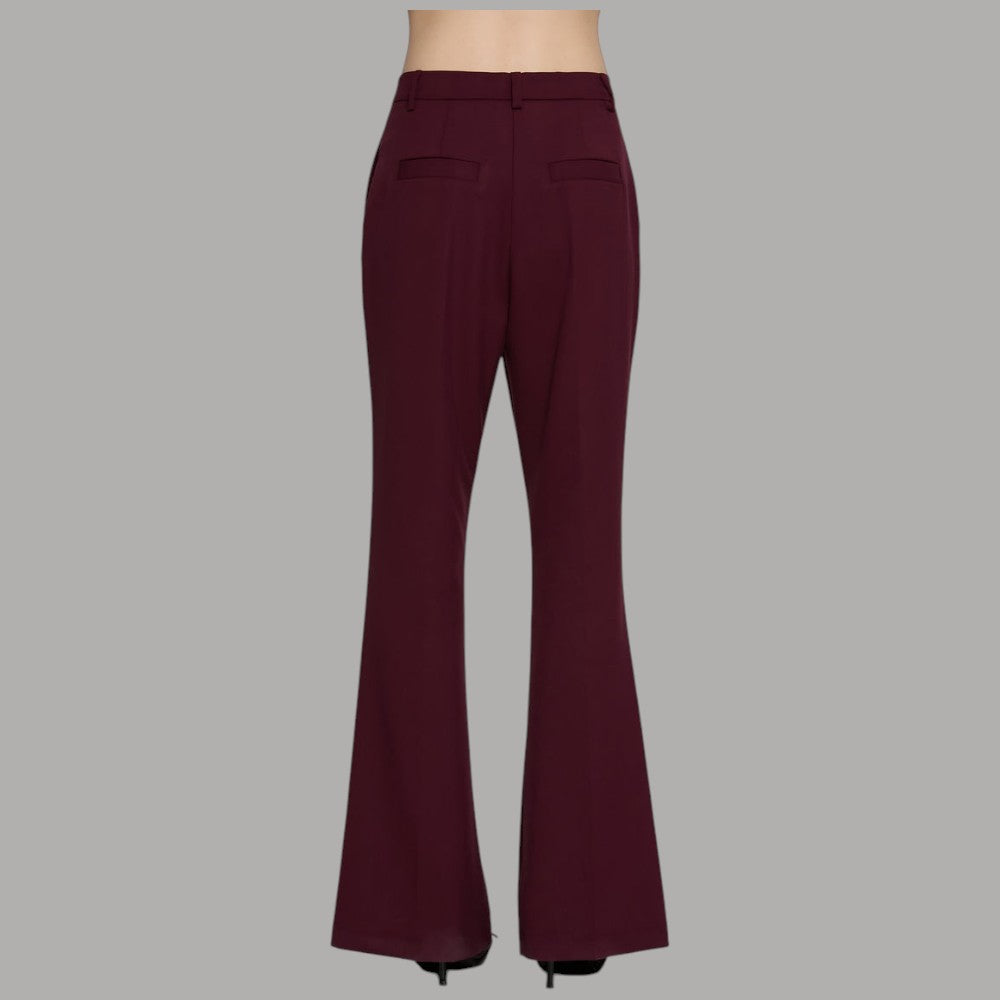 Pantalone Relish Iussis color vino visto da dietro, con tasche a filetto e gamba svasata