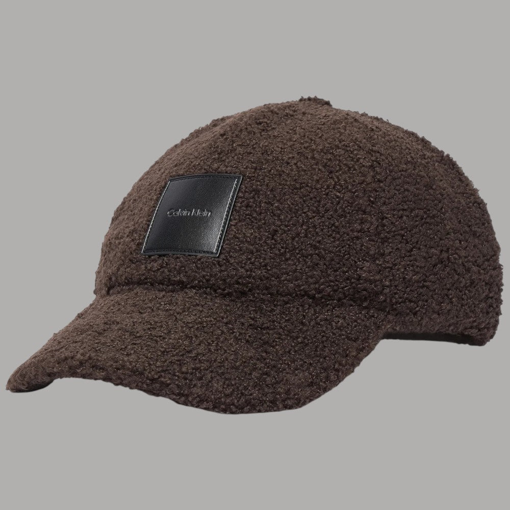 Calvin Klein cappellino donna all-over sherpa marrone con logo patch frontale