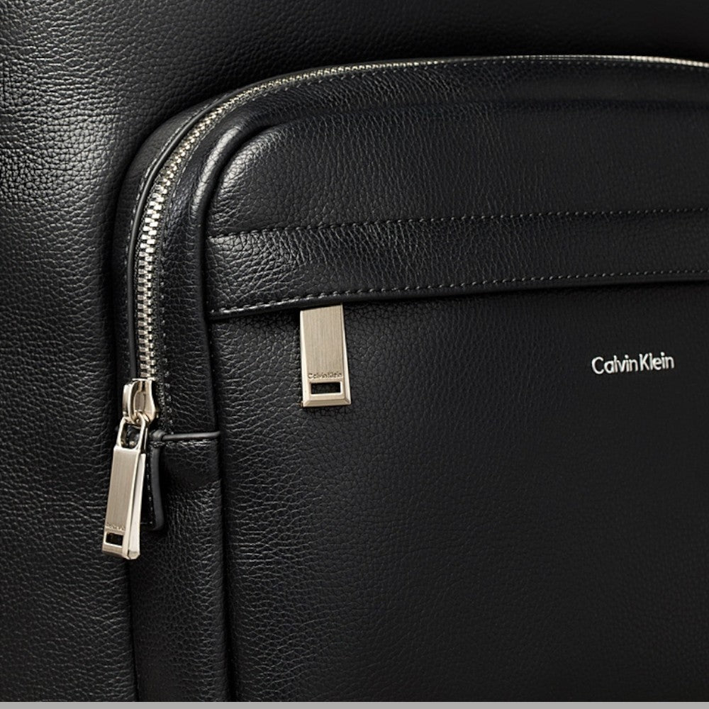Zaino nero Calvin Klein porta laptop dettaglio logo e chiusura con zip