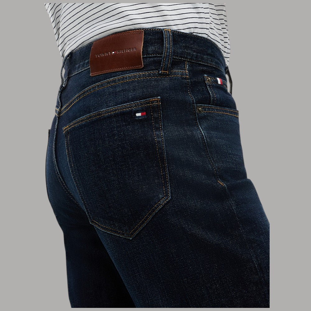 Jeans slim dritti Tommy HilfigerDenton MW0MW43162 blu scuro con cuciture gialle, dettagli logo e tasche posteriori anticate