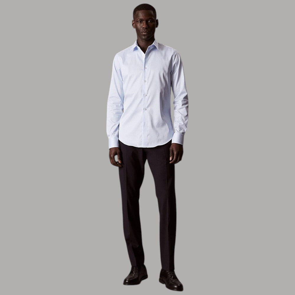 Calvin Klein camicia slim a righe in popelin bianca con collo classico e bottoni frontali