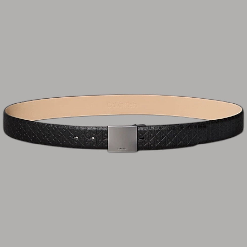 Calvin Klein cintura in pelle nera con fibbia a placca ed emblem logo, texture gommata, vista frontale