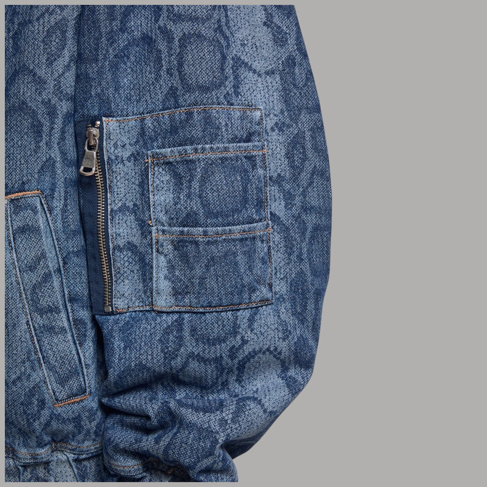 Dettaglio del bomber Liu Jo in denim: tasca applicata e zip sulla manica