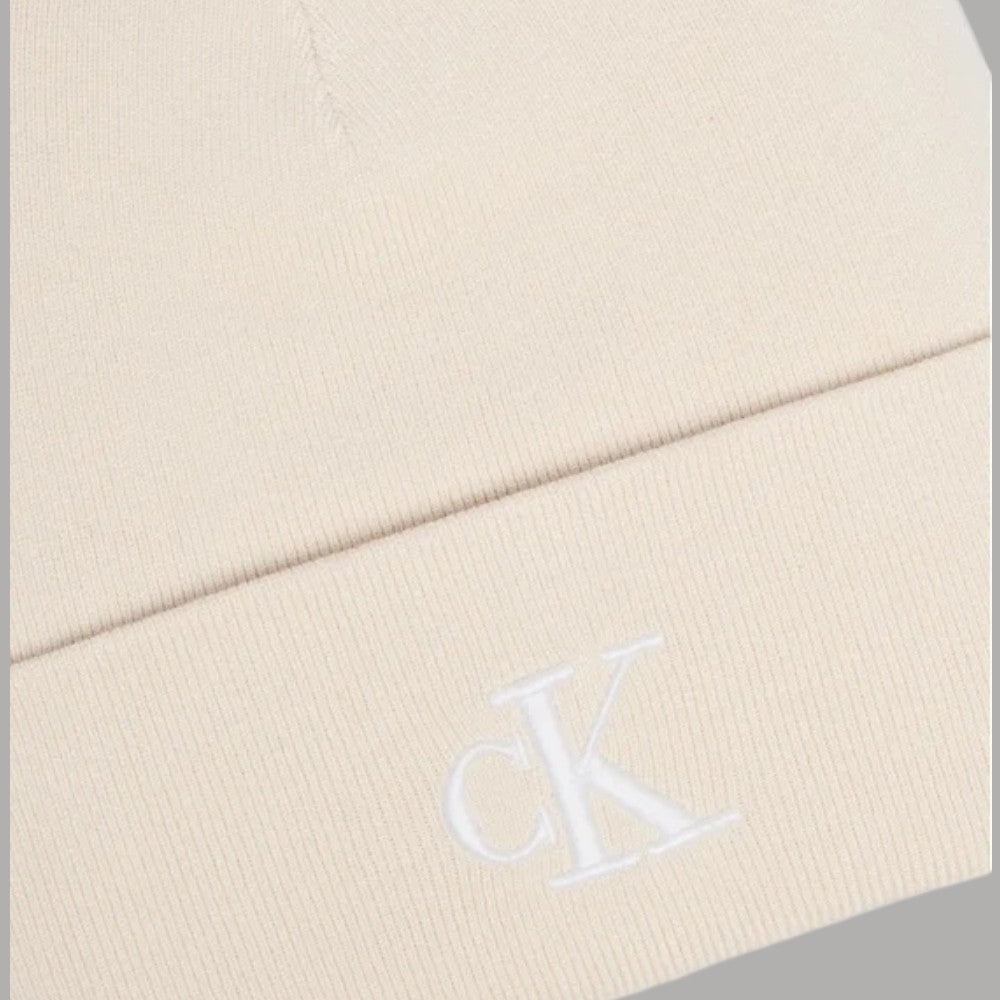 Berretto Calvin Klein light hay a costine con monogramma CK ricamato sul bordo