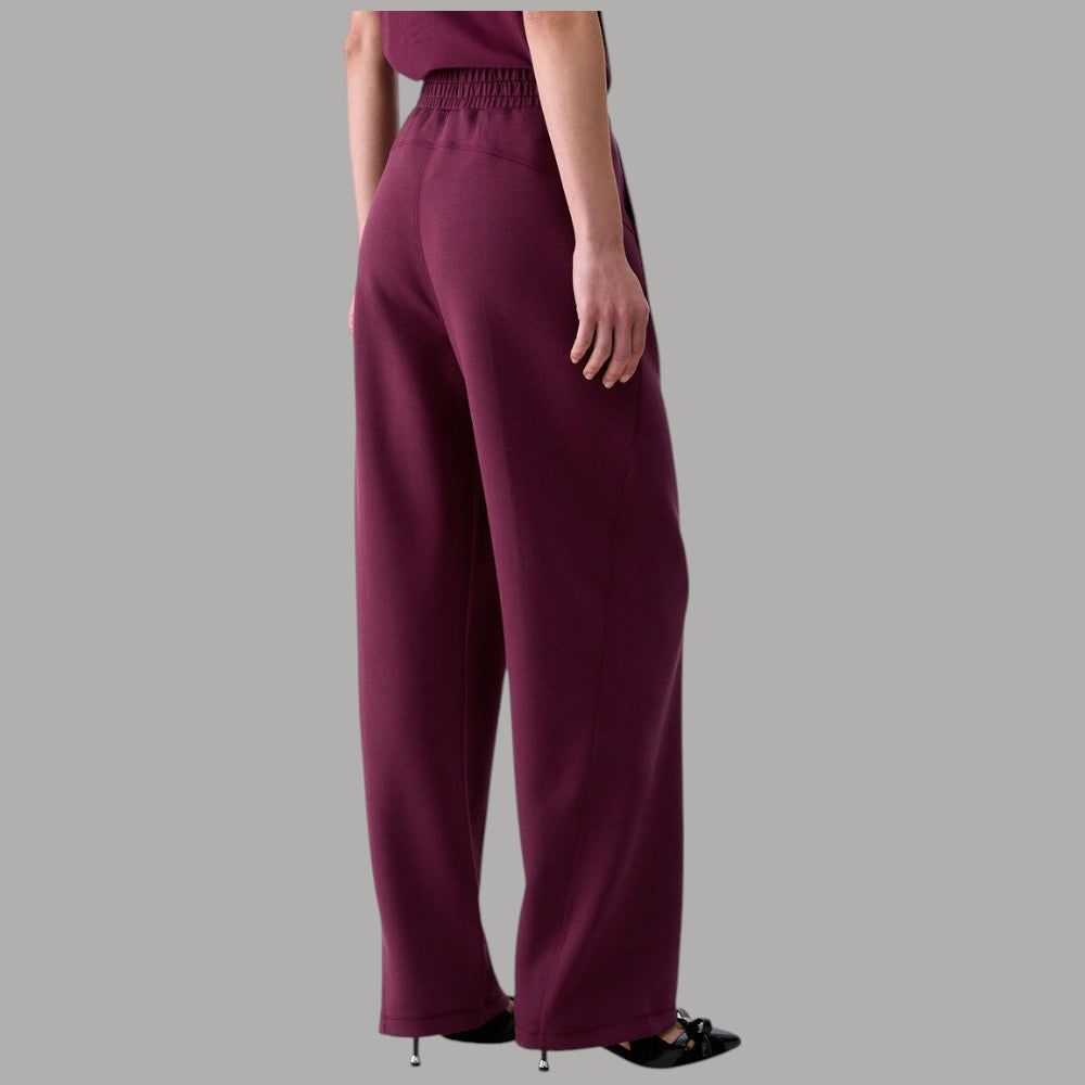 Pantaloni Liu Jo melanzana visti da dietro, con vita elasticizzata e gamba ampia