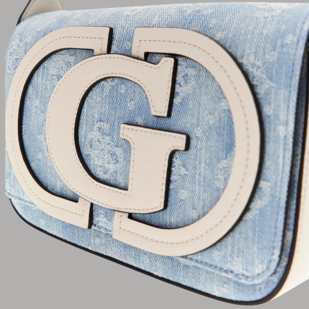Borsa denim azzurro con patta e maxi logo GG in rilievo