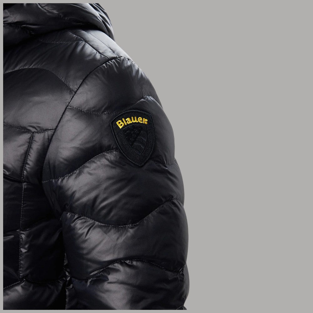 Piumino Blauer Wave scuro, dettaglio della manica trapuntata con logo applicato