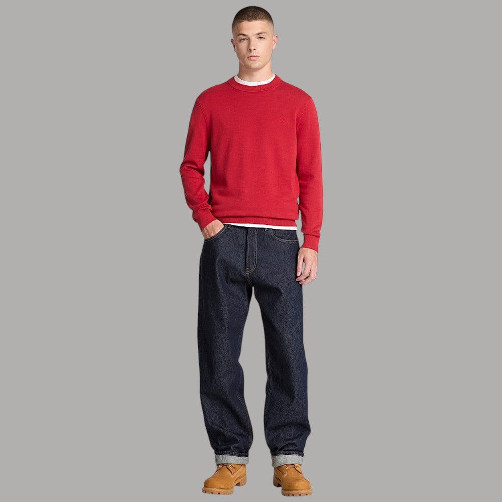 Maglione Timberland rosso girocollo indossato, con polsini e orlo a costine