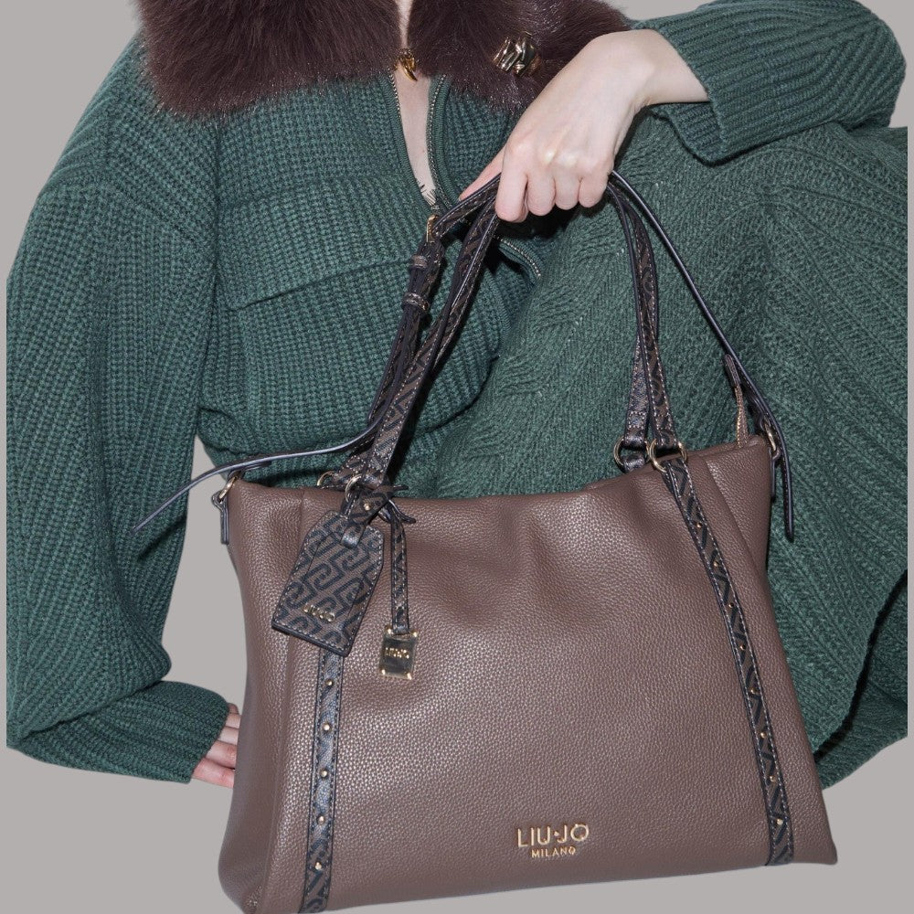 Borsa tote media Liu Jo effetto grana marrone con dettaglio logo e tracolla decorata