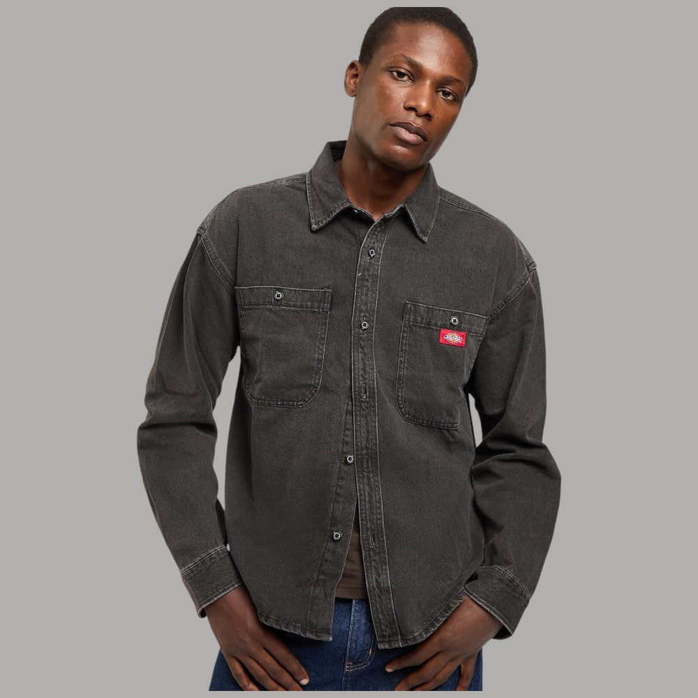 Camicia oversize Dickies in denim nero di cotone, tasche sul petto e bottone centrale.