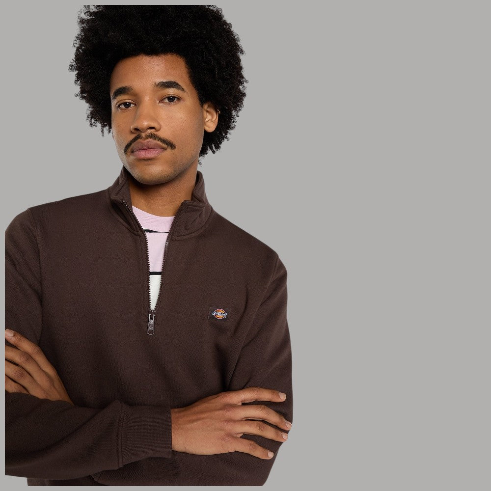 Felpa mezza zip marrone con logo sul petto, manica lunga e collo alto
