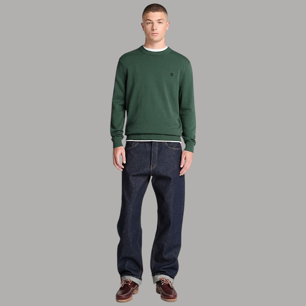 Maglione Timberland verde girocollo indossato, vista frontale a figura intera