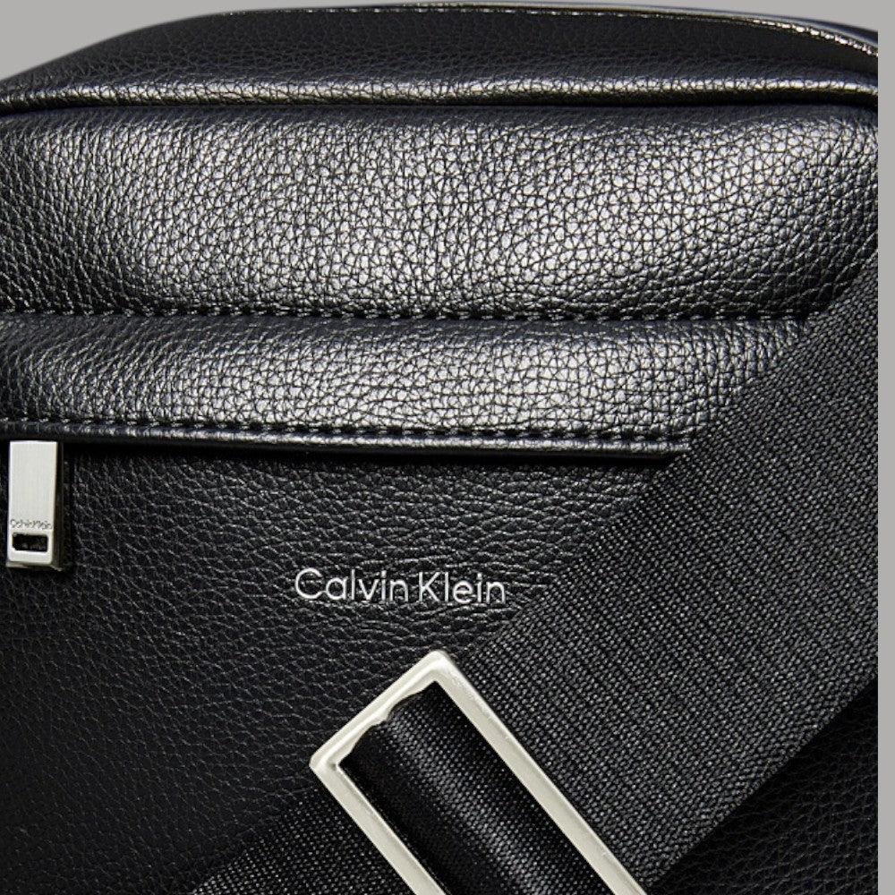 Bosello da uomo Calvin Klein reporter nero con dettagli in tessuto e logo su accessorio