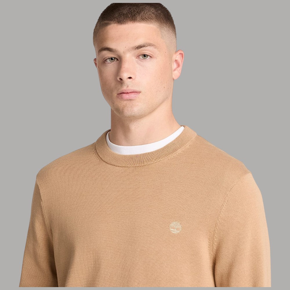 Maglione Timberland beige, dettaglio del girocollo e del logo ricamato