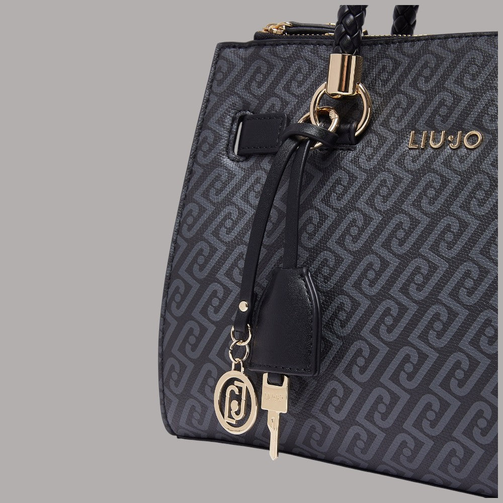 Borsa a mano con charm pendenti e maniglia, motivo monogram e scritta LIUJO