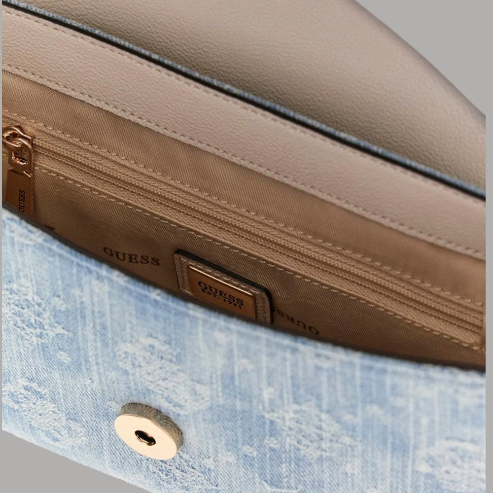 Interno della borsa in pelle con etichetta Guess e zip