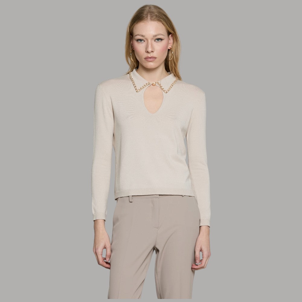 Maglia Relish Loremy avorio con maniche lunghe, scollo a goccia e colletto con catena