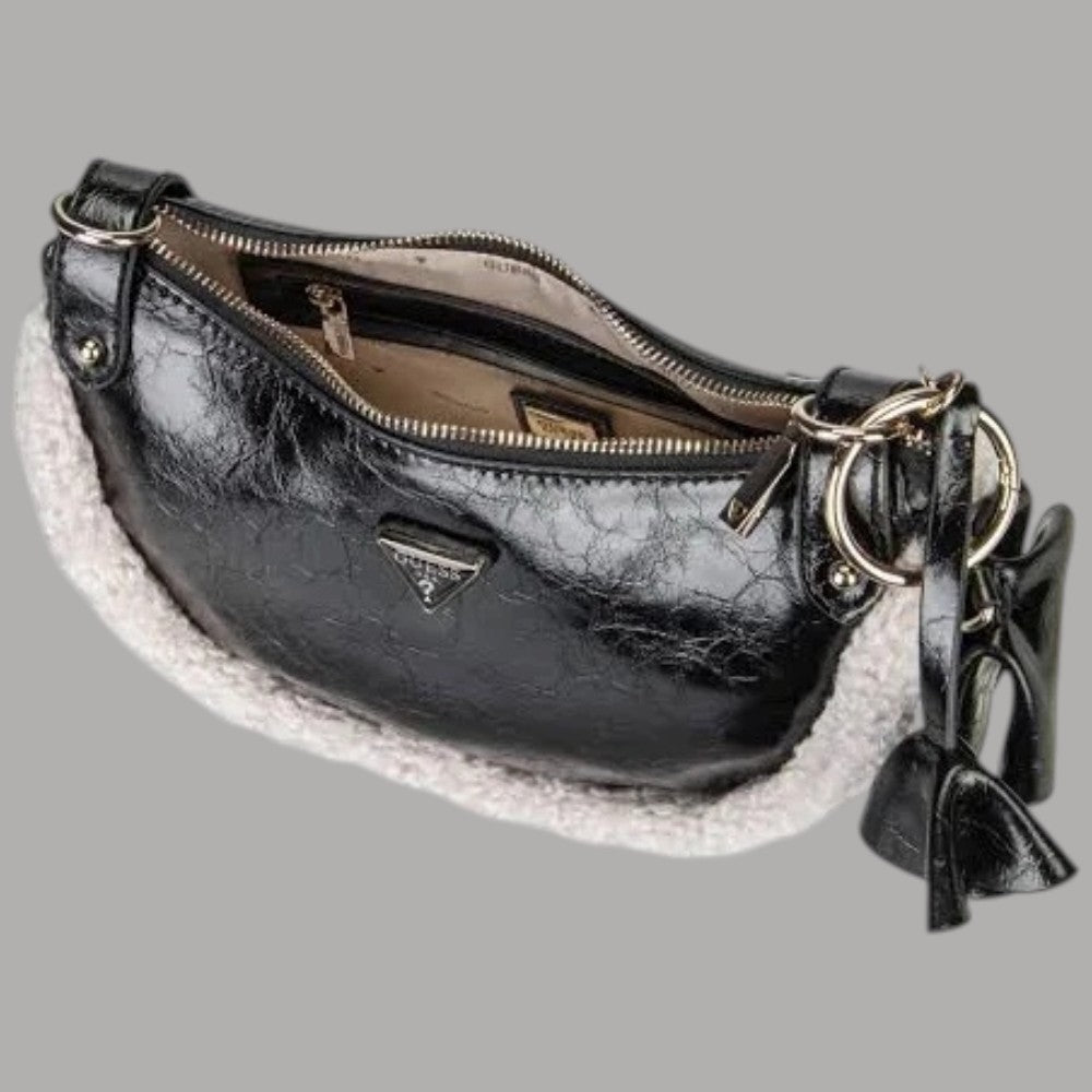 Borsa a spalla nera con zip superiore, logo triangolare e inserti teddy sul bordo