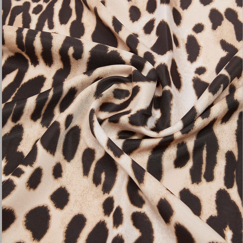 Foulard Liu Jo con stampa leopardata, mostrato drappeggiato per evidenziare il tessuto