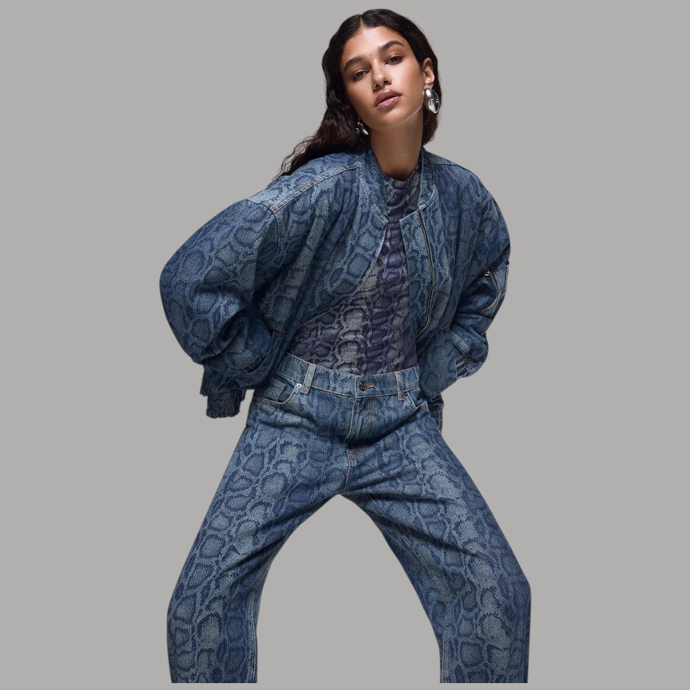 Bomber Liu Jo in denim blu con stampa pitone, indossato sul davanti