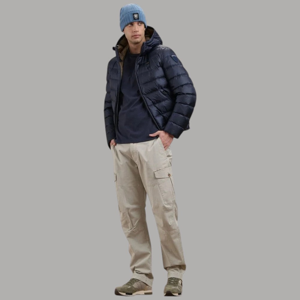Piumino corto Blauer blu con cappuccio, indossato aperto