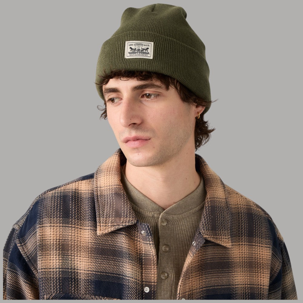 Berretto verde con risvolto, toppa logo frontale Two-Horse Pull