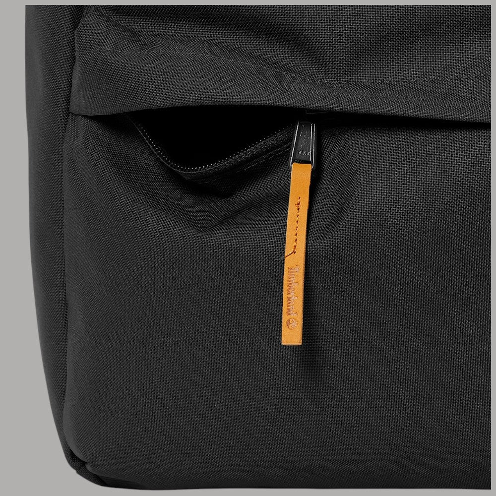 Zaino Timberland backpack da 22 litri nero con dettagli in tessuto, zip e logo in rilievo