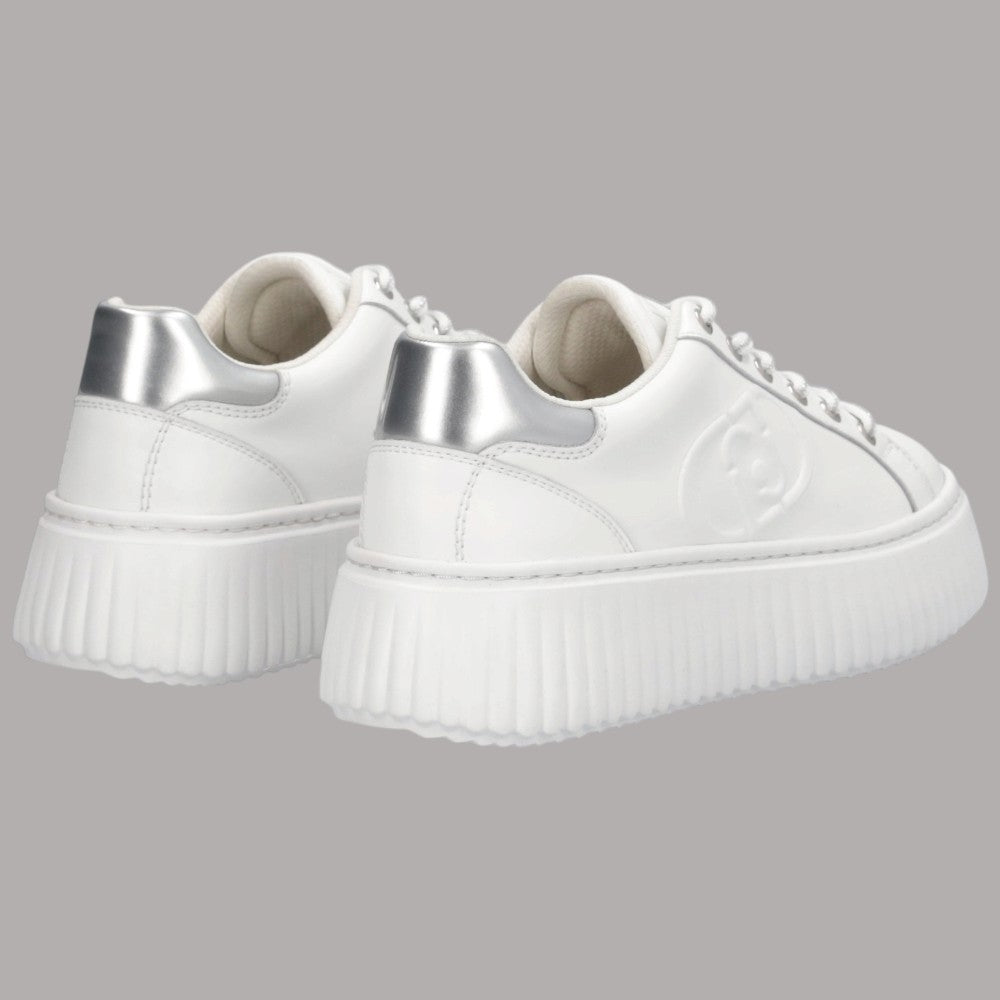 Sneaker bianche con dettagli argento sul tallone e suola platform strutturata