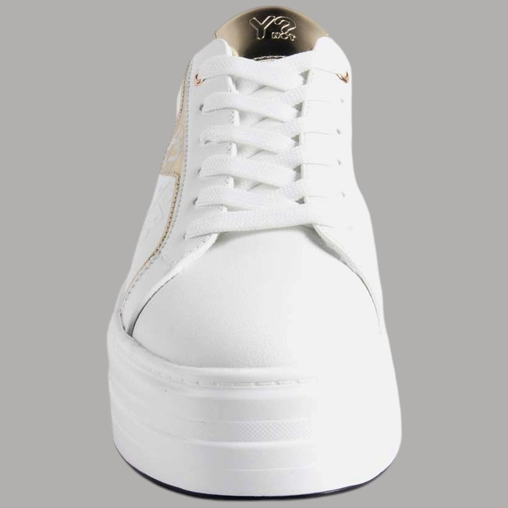 Sneakers YNot bianche con suola rialzata, lacci e logo sulla linguetta