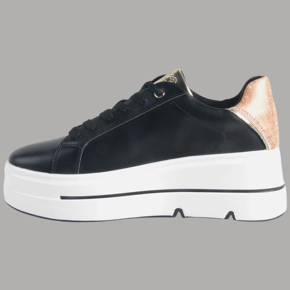 Sneakers YNot nere con suola rialzata e pannello laterale bronzo, lacci