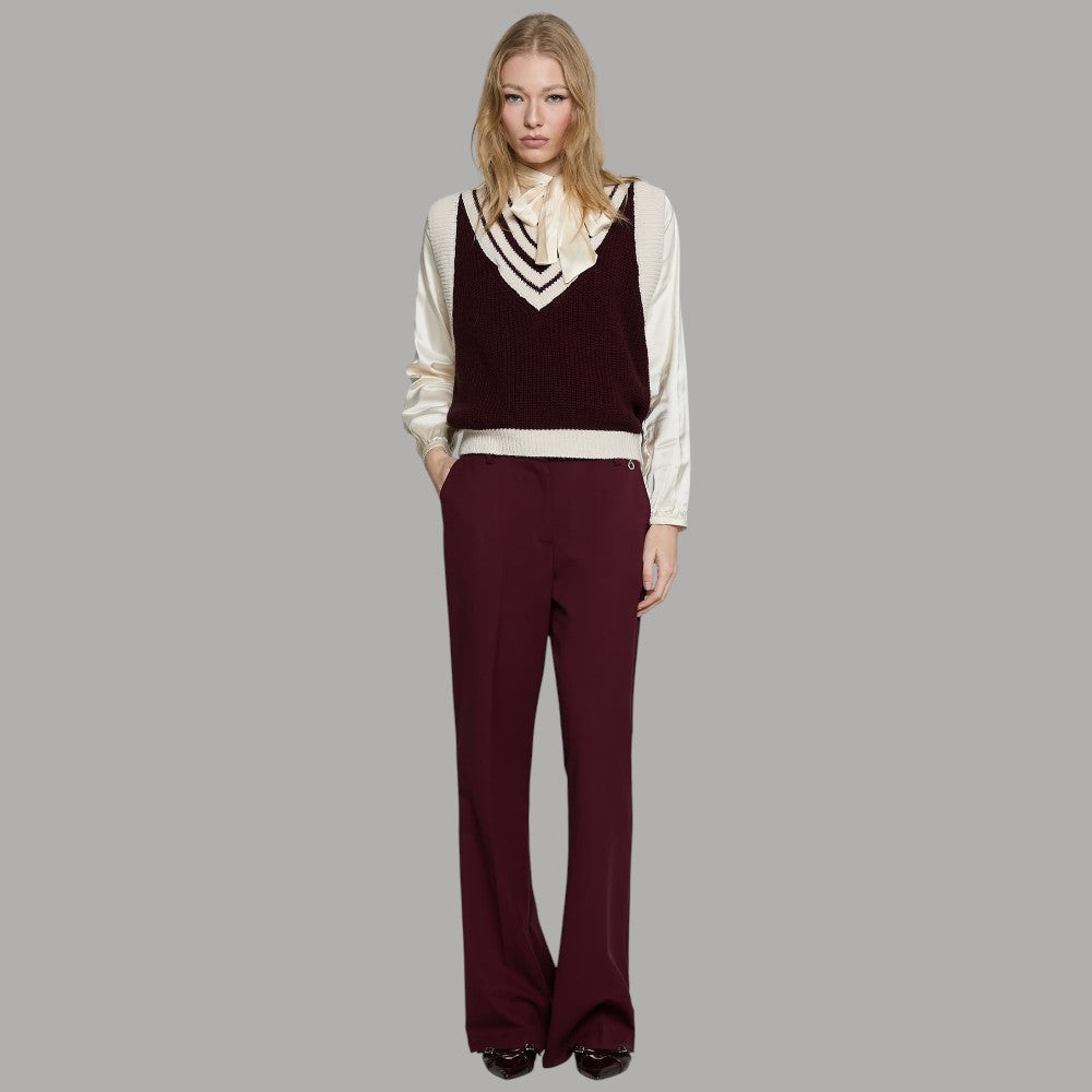 Pantalone Relish Iussis color vino indossato, a vita alta e con fondo svasato