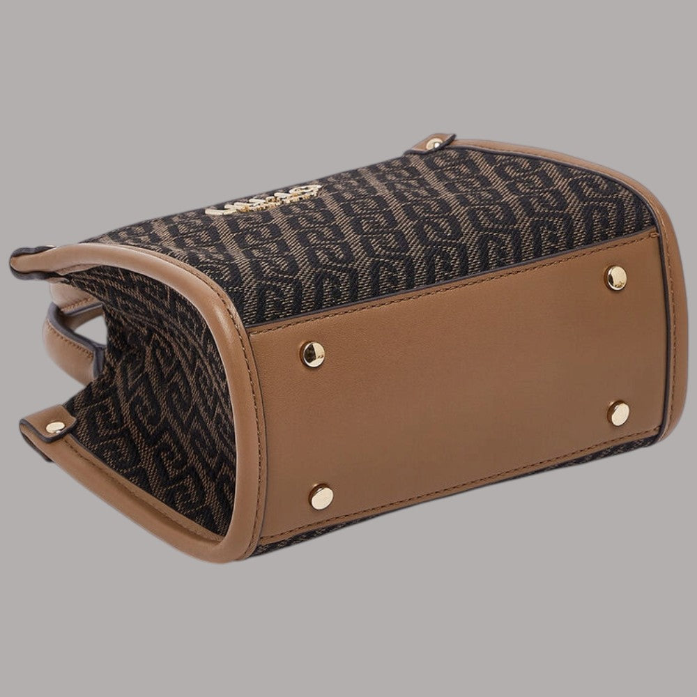 Lato inferiore borsa mini: base con borchie e pannelli in pelle marrone