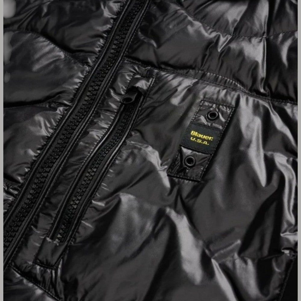 Dettaglio del piumino nero Blauer Wave: zip, trapuntatura e logo sul petto