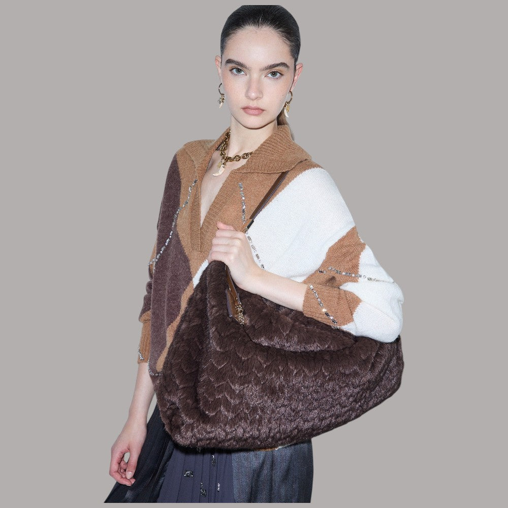 Liu Jo borsa hobo grande in morbida eco pelliccia marrone con dettagli argentati