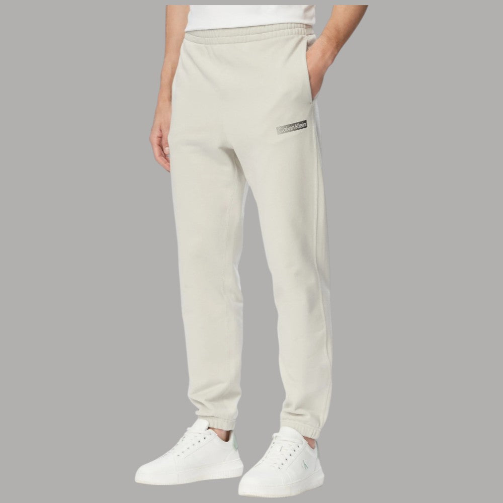 Calvin Klein pantaloni tuta in tessuto beige con logo grafico LV04LG212G, vita elastica e dettagli cuciture