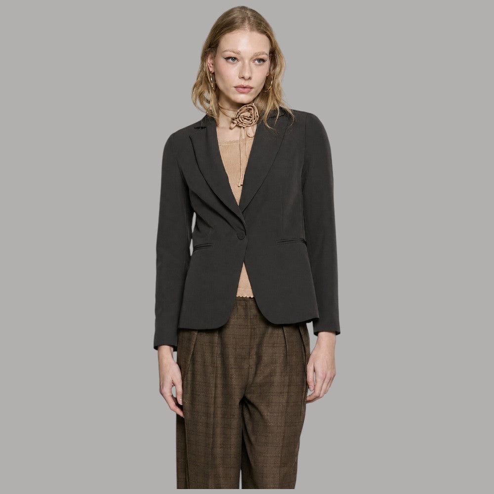 Giacca blazer marrone scuro a un bottone con tasche a filetto e taglio aderente