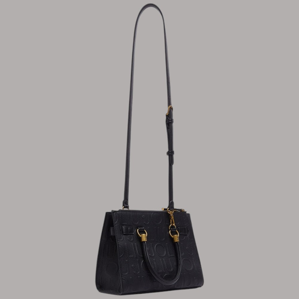 Borsa a mano piccola nera con tracolla lunga staccabile e charm dorato a catena.