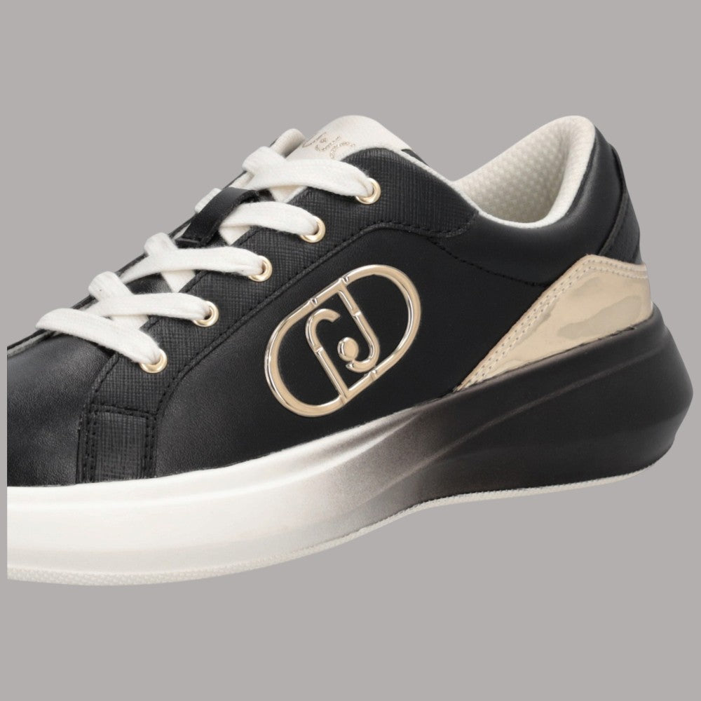 Scarpe da ginnastica nere con logo metallico, insert laminato beige e suola bianca