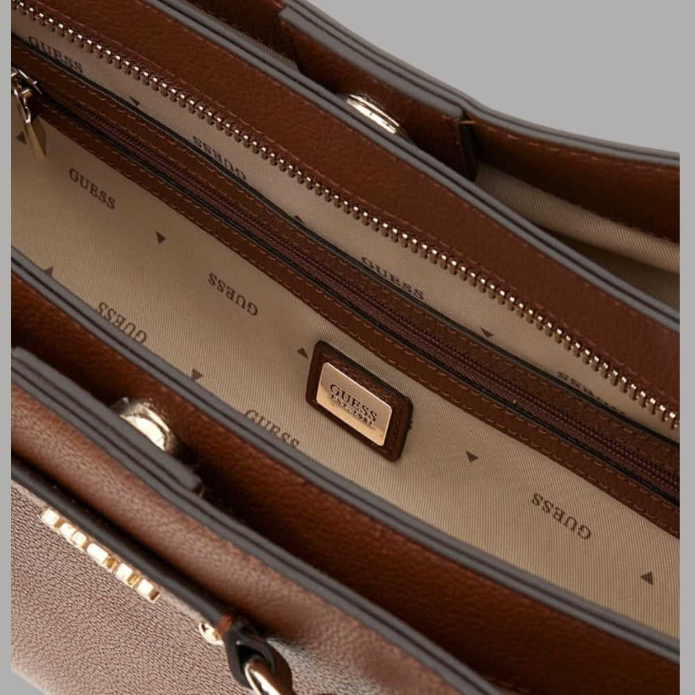 Interno borsa tote cognac con tre scomparti e fodera chiara con scritte