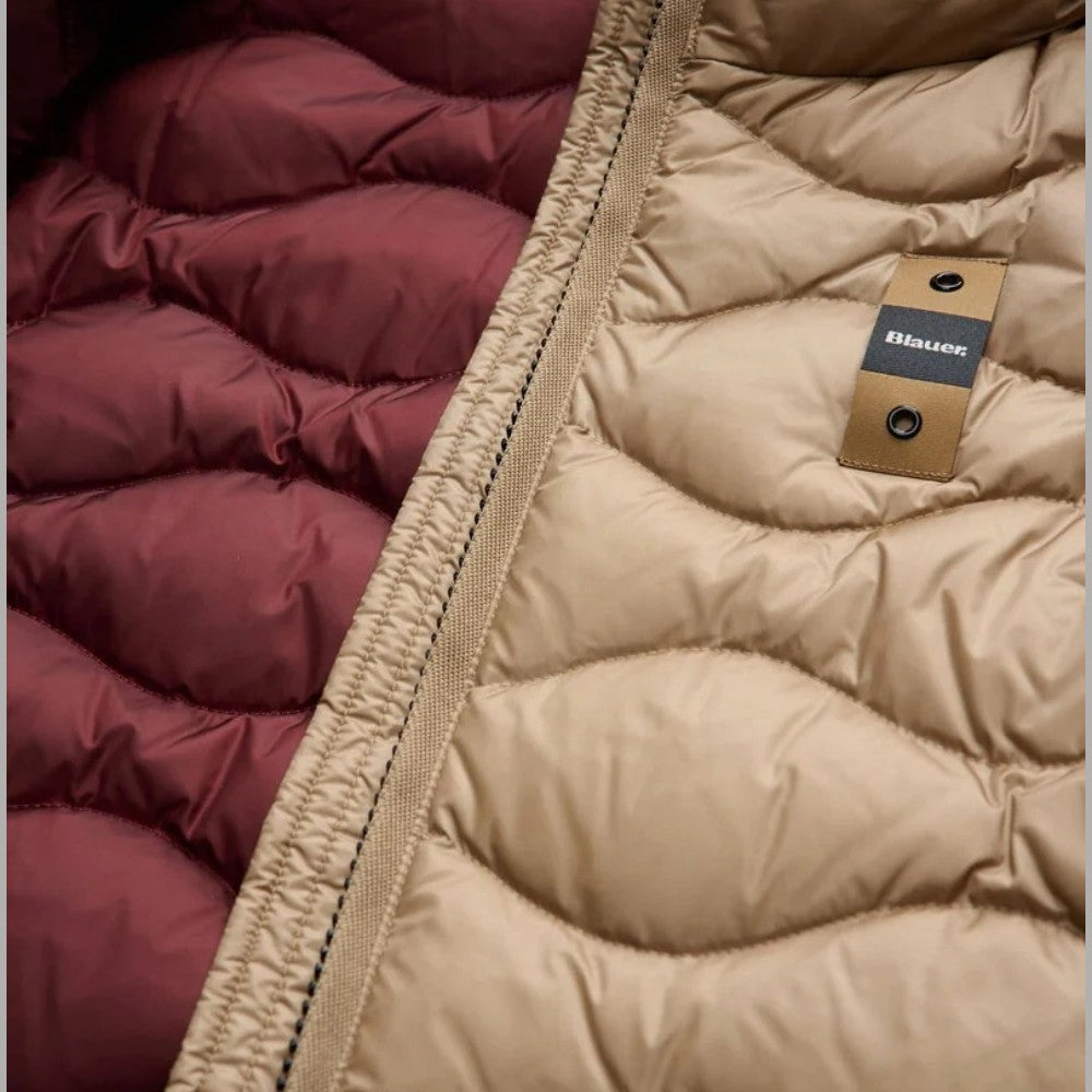 Dettaglio del piumino Blauer Camelia con fodera bordeaux e logo sul petto