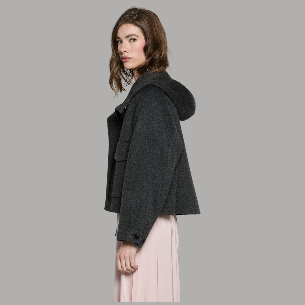 Cappotto corto Relish con cappuccio, tasche con toppa, zip e bottoni automatici