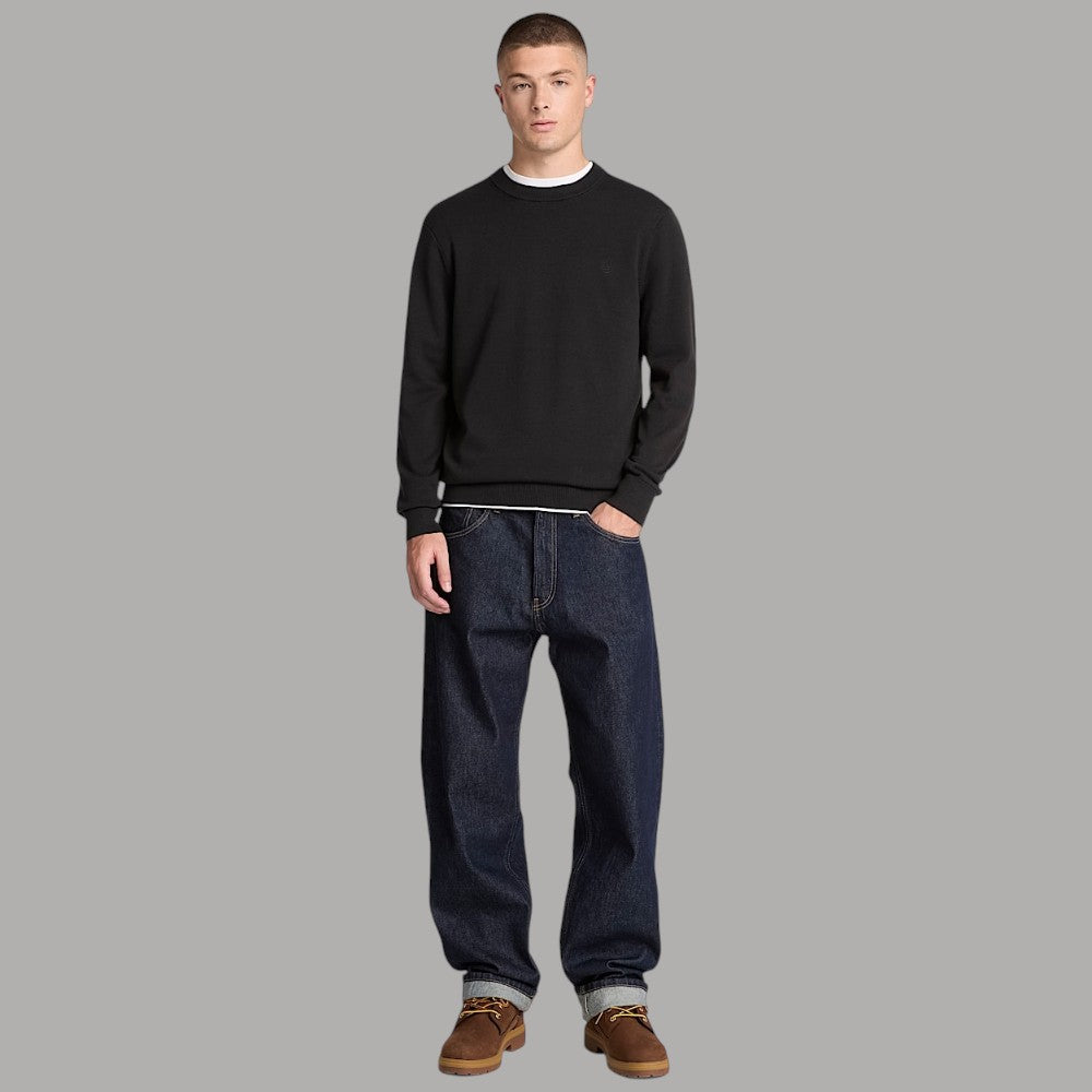 Maglione Timberland nero girocollo indossato, vista intera frontale