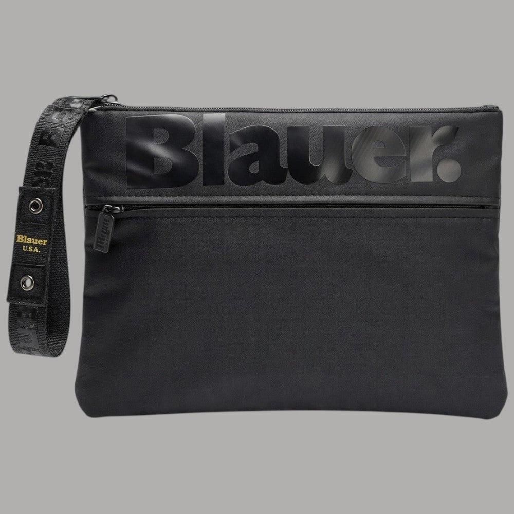 Blauer pochette uomo in nylon cerato nero con logo stampato sulla pattina e tracolla con finitura in tessuto nero