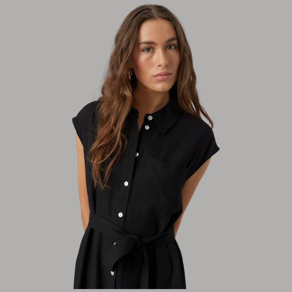 Abito camicia nero senza maniche con colletto e bottoni, dettaglio cintura annodata.