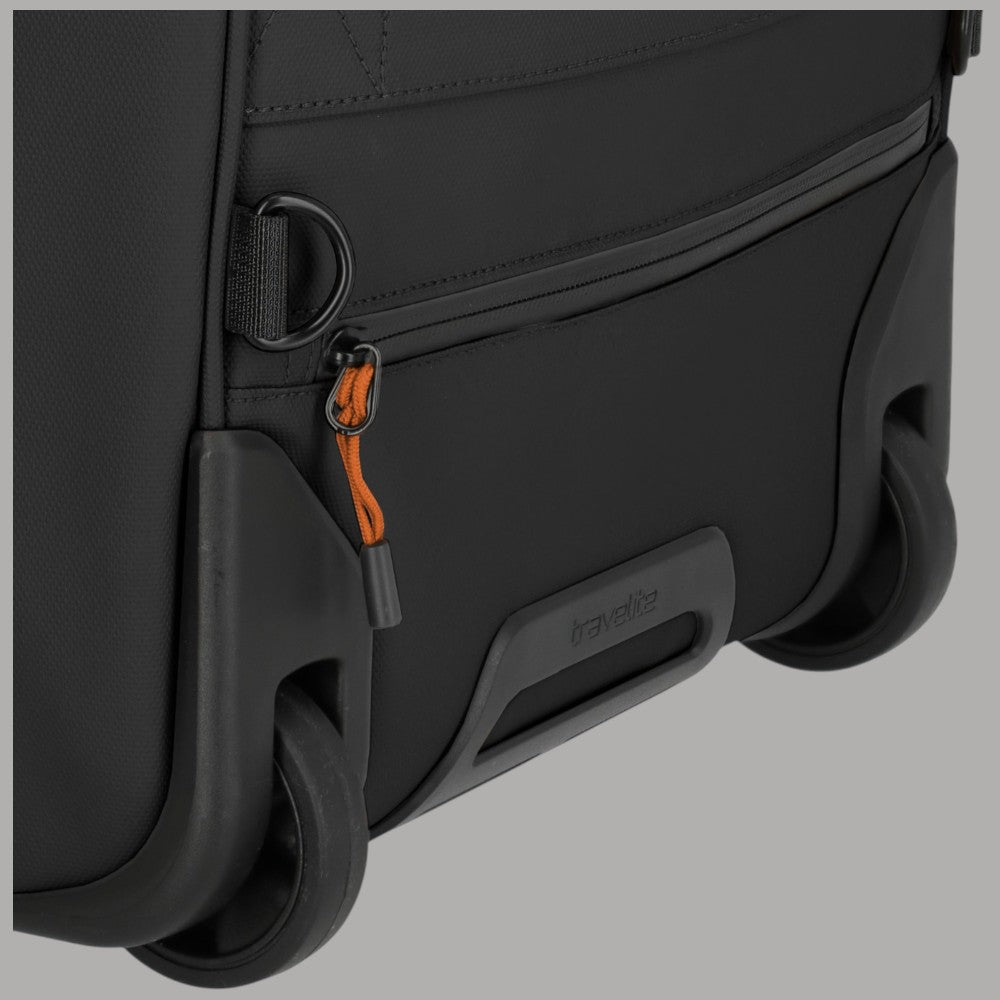 Zaino trolley nero Travelite BRIIZE, tasca frontale con zip e tiranti arancioni, ruote