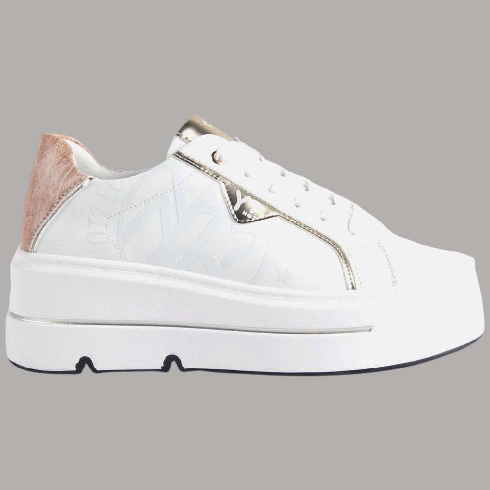 Sneakers YNot bianche con suola rialzata e dettagli oro, occhielli e lacci