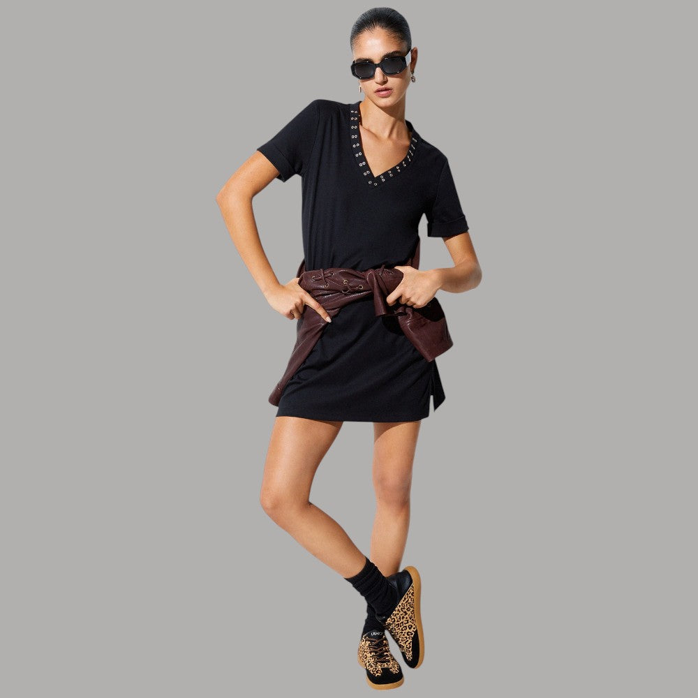 Abito corto nero in jersey con scollo a V decorato con occhielli